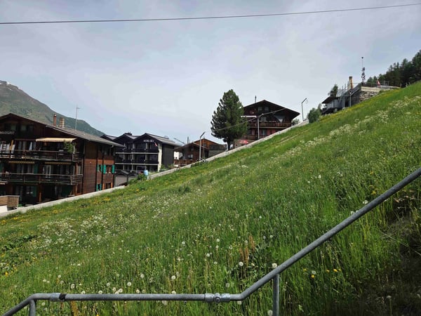 Ski in - Ski out: 3.5-Zimmer-Terrassenwohnung an bester Lage in Grächen 2