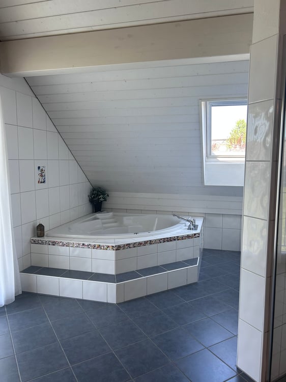 Exklusives 8-Zimmer-Einfamilienhaus mit Pool und Photovoltaikanlage an ruhiger Lage in Gutenswil 9