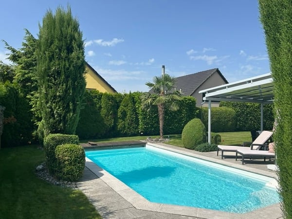 Exklusives 8-Zimmer-Einfamilienhaus mit Pool und Photovoltaikanlage an ruhiger Lage in Gutenswil 3