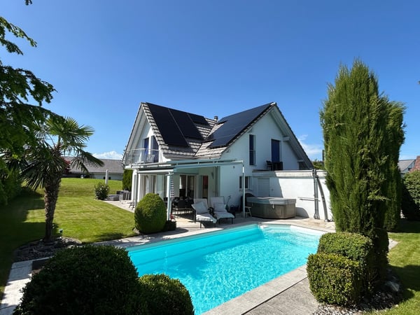 Exklusives 8-Zimmer-Einfamilienhaus mit Pool und Photovoltaikanlage an ruhiger Lage in Gutenswil 1