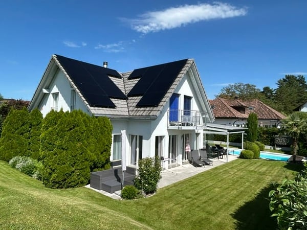 Exklusives 8-Zimmer-Einfamilienhaus mit Pool und Photovoltaikanlage an ruhiger Lage in Gutenswil 2