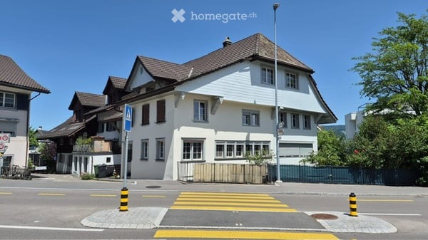 Erstvermietung nach Renovation: Charmante 3.5-Zimmer-Altbauwohnung in Horgen – sofort verfügbar 1