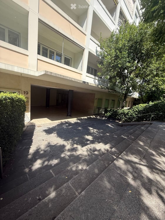 Bright 4-Room Apartment with Balcony in the Heart of Geneva's Champel District 2
