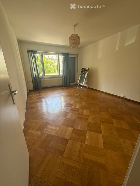 Bright 4-Room Apartment with Balcony in the Heart of Geneva's Champel District 3