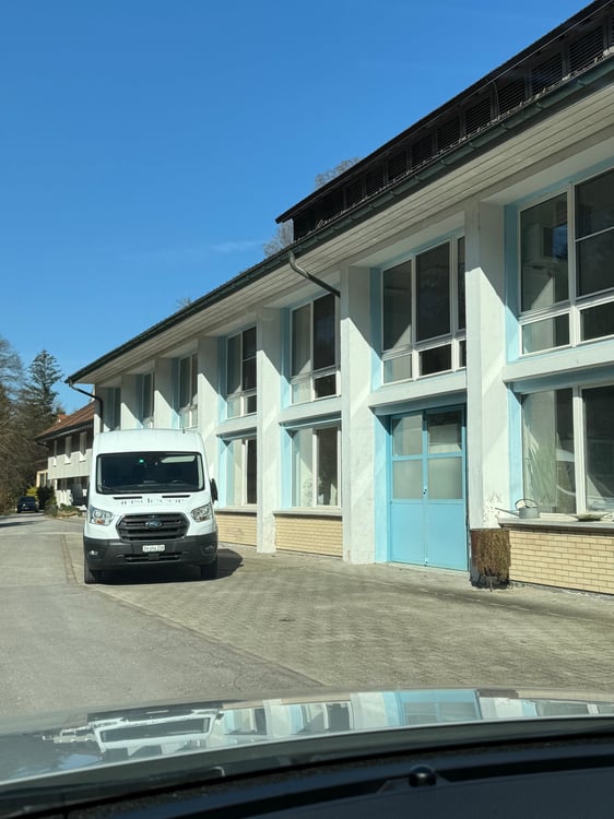 Vielseitige Gewerbe- und Lagerfläche in Hirzel 2