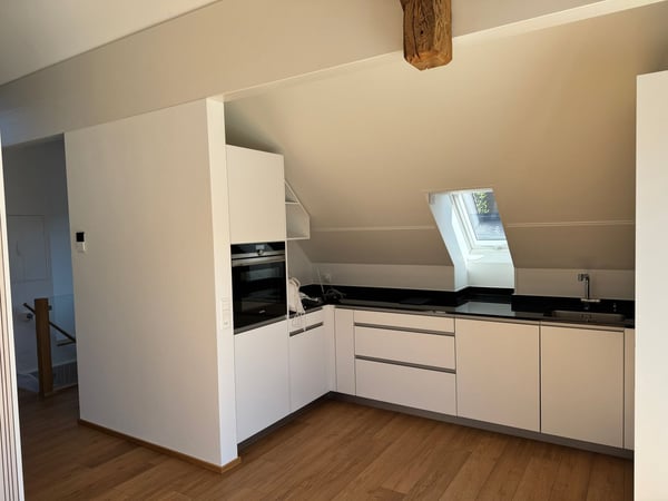 Charmante 4.5-Zimmer-Dachwohnung mit Balkon und schöner Aussicht in Maur 2