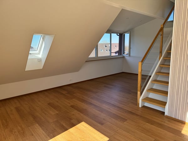 Charmante 4.5-Zimmer-Dachwohnung mit Balkon und schöner Aussicht in Maur 3