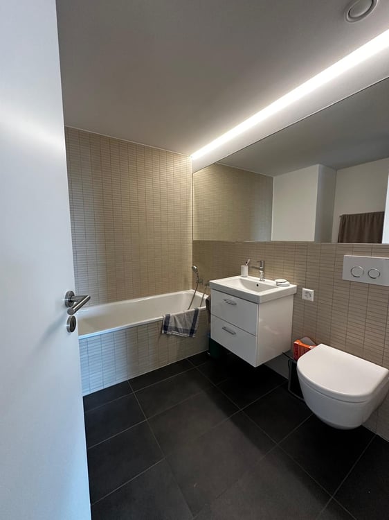 Stunning 3.5-Room Apartment with Lake View in Zürich 8008 4