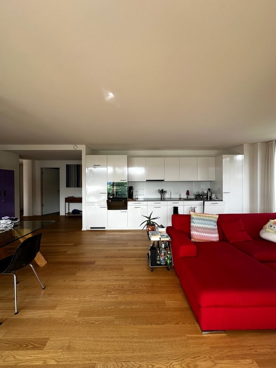 Stunning 3.5-Room Apartment with Lake View in Zürich 8008 11