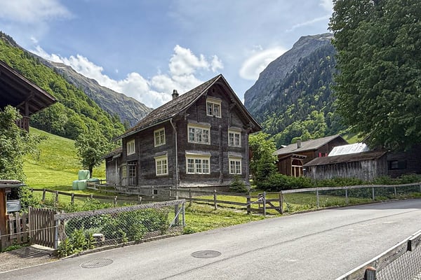 Charmantes Berghaus aus dem Jahr 1890 an idyllischer Lage in Weisstannen 1