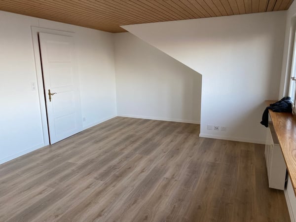 Charmante 2.5-Zimmer-Dachwohnung mit Seeblick in Berlingen 9
