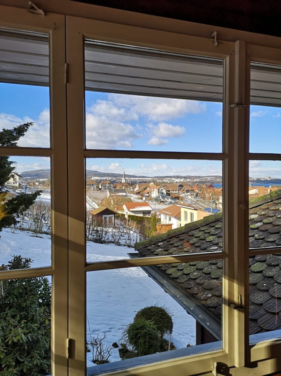 Charmante 2.5-Zimmer-Dachwohnung mit Seeblick in Berlingen 2