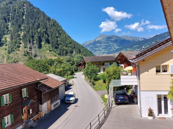 Doppel Einfamilienhaushälte in Schiers- Lunden mit Garage und Terrasse 3