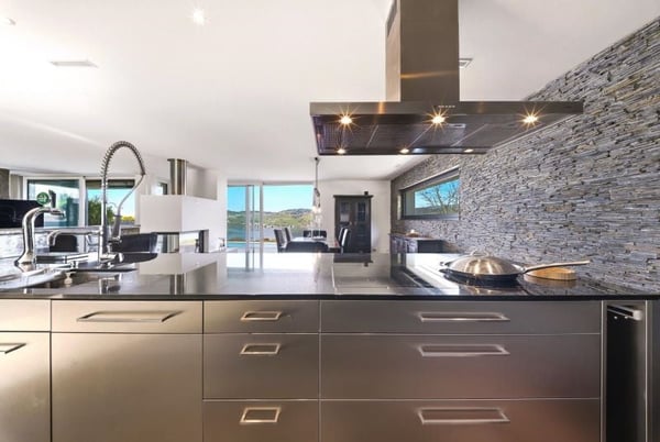 Modernes 5-Zimmer-Einfamilienhaus mit Pool und Seeblick in Greppen 9