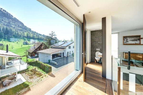 Modernes 5-Zimmer-Einfamilienhaus mit Pool und Seeblick in Greppen 6