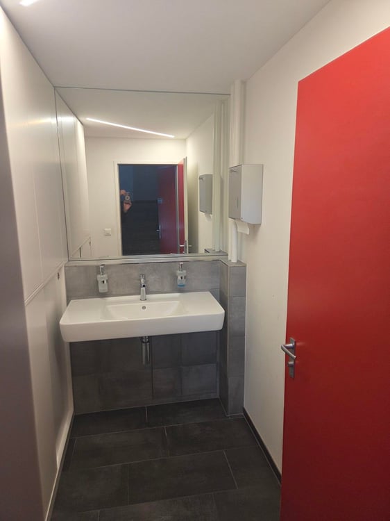 Modernes 3.5-Zimmer-Büro an ruhiger Lage in Volketswil – ab sofort verfügbar 3