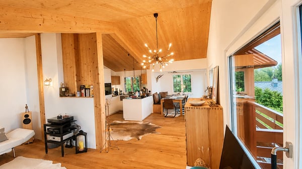 Stilvoll kernsaniertes 3.5-Zimmer-Chalet mit traumhafter Berg- und Seesicht am Mostelberg in Sattel 2