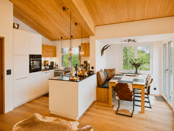 Stilvoll kernsaniertes 3.5-Zimmer-Chalet mit traumhafter Berg- und Seesicht am Mostelberg in Sattel 3