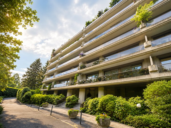 Magnifique 5.5 pièces traversant avec vue verdure et piscine – Florissant Apartment in Genève 14