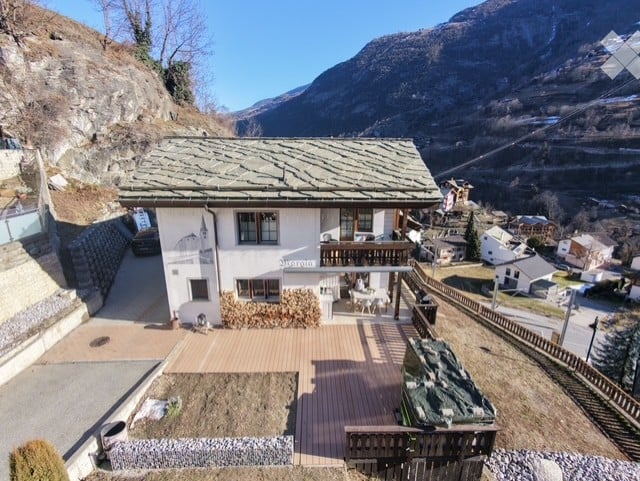 Detached house, 2 floors, wooden deck, wooden fence, mountain view