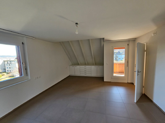 ERSTVERMIETUNG: GROSSZÜGIGE 4.5-ZIMMER-MAISONETTE IN RÜMLANG 3