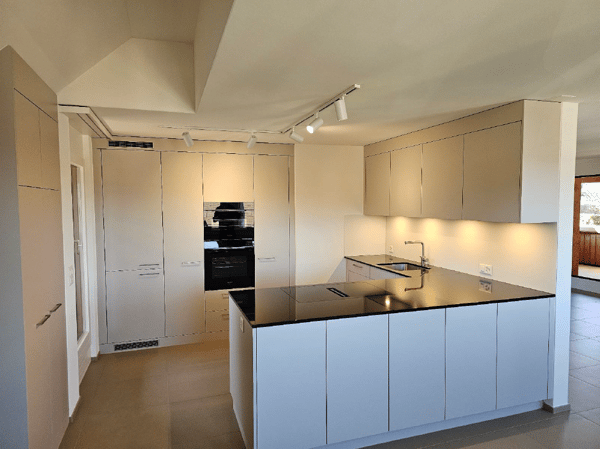ERSTVERMIETUNG: GROSSZÜGIGE 4.5-ZIMMER-MAISONETTE IN RÜMLANG 2
