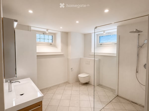 Frisch renovierte 2.5-Zimmerwohnung mit eigener Terrasse & Gartensitzplatz 8