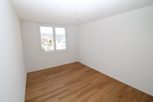 Helle, moderne 4 ½ Zimmer Dachwohnung mit Balkon an ruhiger Lage mit Aussicht 7