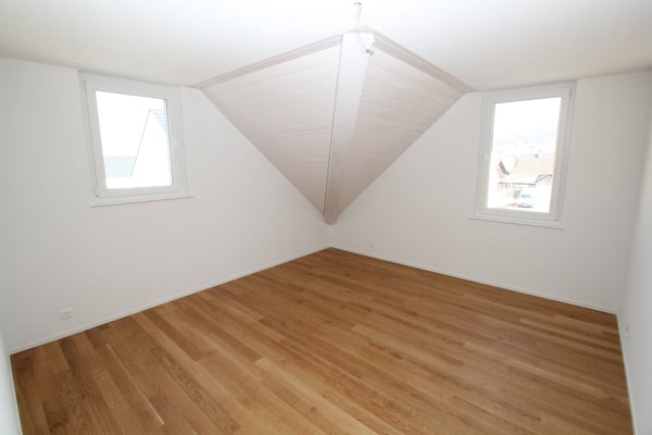 Helle, moderne 4 ½ Zimmer Dachwohnung mit Balkon an ruhiger Lage mit Aussicht 3
