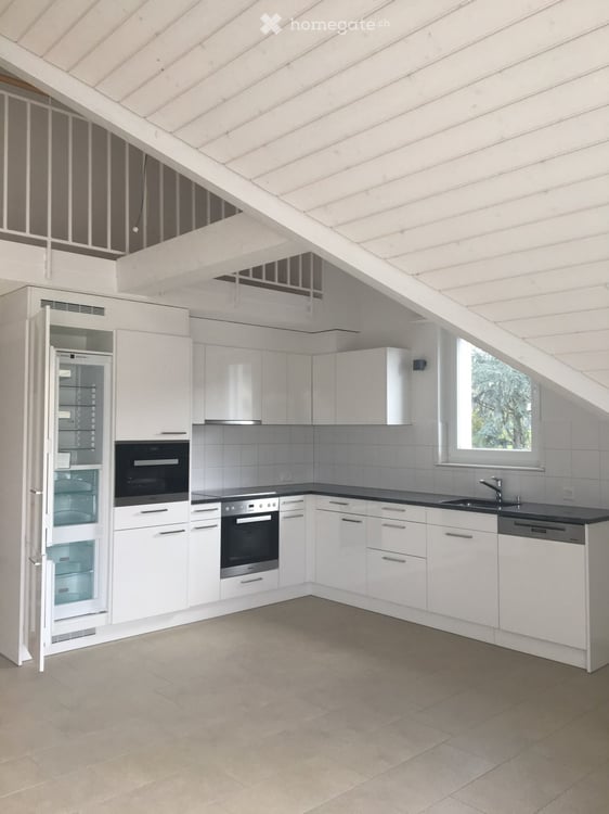 Helle, moderne 4 ½ Zimmer Dachwohnung mit Balkon an ruhiger Lage mit Aussicht 1