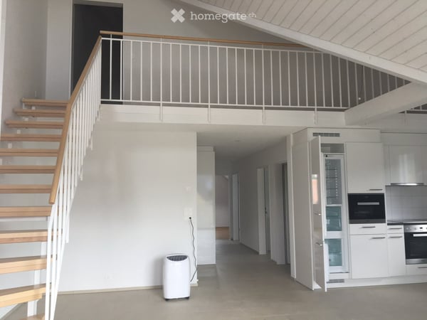 Helle, moderne 4 ½ Zimmer Dachwohnung mit Balkon an ruhiger Lage mit Aussicht 2