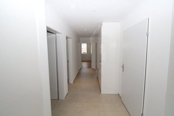 Helle, moderne 4 ½ Zimmer Dachwohnung mit Balkon an ruhiger Lage mit Aussicht 8