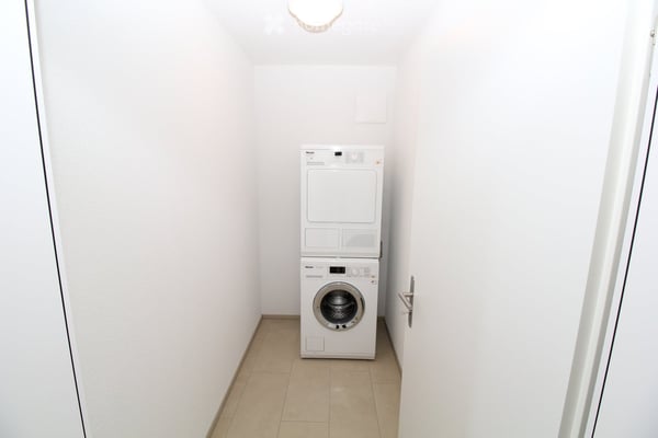 Helle, moderne 4 ½ Zimmer Dachwohnung mit Balkon an ruhiger Lage mit Aussicht 9