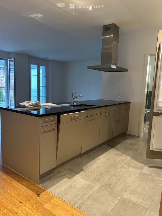 Exklusive 2.5-Zimmer-Wohnung mit Balkon und Pool 4