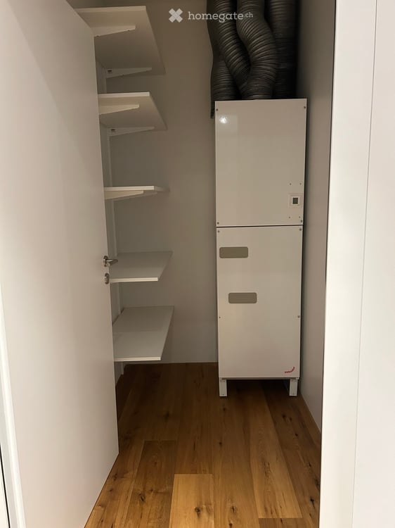Exklusive 2.5-Zimmer-Wohnung mit Balkon und Pool 7