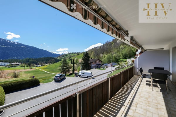 Sonnige 2.5-Zimmerwohnung in Laax mit unverbaubarer Bergsicht & XXL-Balkon 1