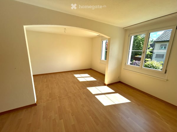 Wohnen mit Charme: Grosszügige 3.5-Zimmer-Wohnung (ca. 90 m2) mit Kamin und verglastem Balkon 6