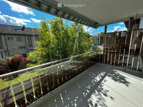 Wohnen mit Charme: Grosszügige 3.5-Zimmer-Wohnung (ca. 90 m2) mit Kamin und verglastem Balkon 2