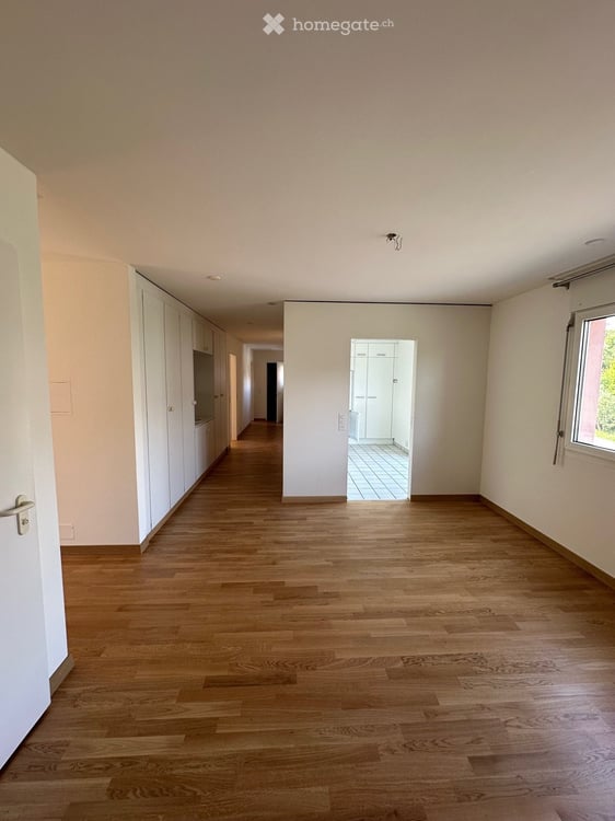 Attraktive 3.5 Zimmer-Wohnung mit zwei Balkonen und Garagen in Zürich Triemli 2
