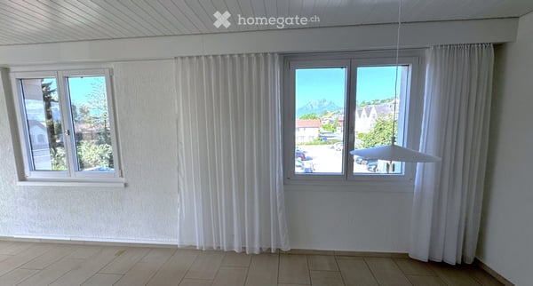 Ausserordentliche Gelegenheit: Helle 5-Zimmer-Wohnung mit Balkon und Bergblick in Merlischachen 2