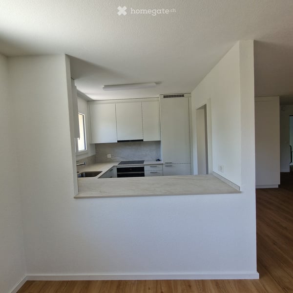 Charmante 4.5-Zimmer-Dachgeschosswohnung mit Balkon und Blick ins Grüne in Rotkreuz. 3