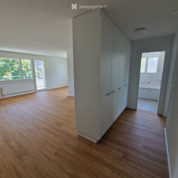 Charmante 4.5-Zimmer-Dachgeschosswohnung mit Balkon und Blick ins Grüne in Rotkreuz. 2