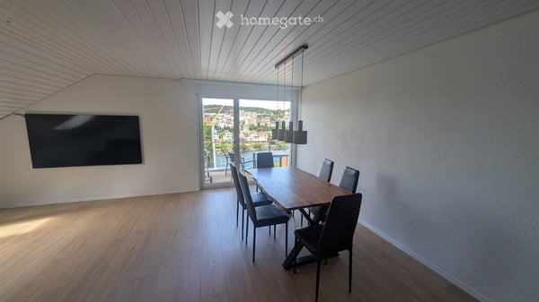 Helle 3.5-Zimmer-Dachwohnung mit traumhafter Rheinsicht in Flurlingen Parkplatz inkl. 2