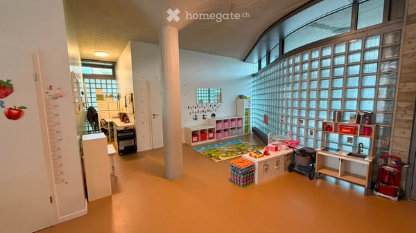 Helle Gewerbe an ruhiger Lage in Schwamendingen – 350 m², rollstuhlgängig, ab Oktober 2026 16
