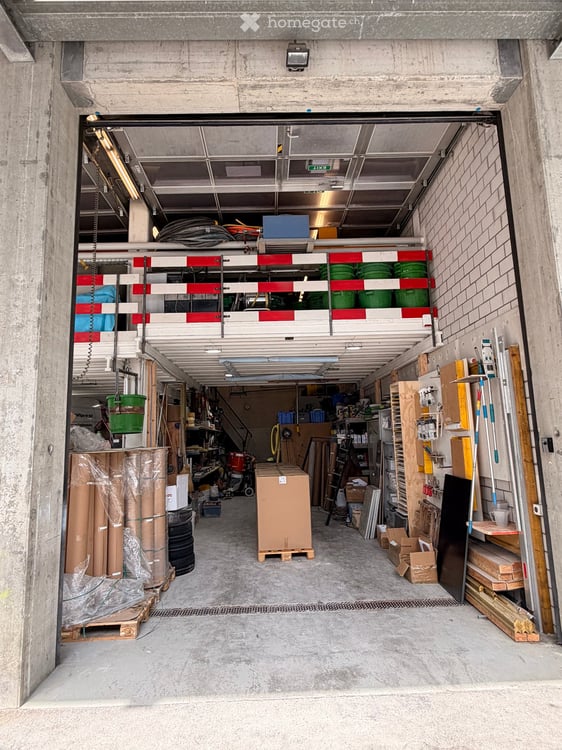 Versatile Workshop & Garage Space for Rent in Stallikon 2