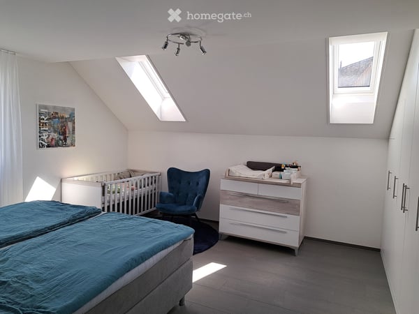 Exklusive 4.5-Zimmer-Maisonette-Dachwohnung mit Sonnenterrasse & Komfort im Dorfkern von Adlikon 4