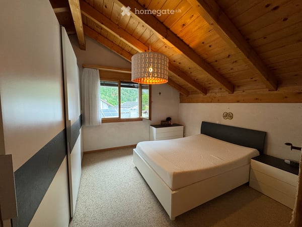 Charmante 4.5-Zimmer-Maisonette-Wohnung mit Bergblick in Felsberg 12