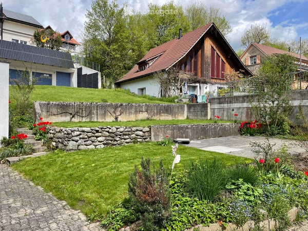 Grosszügige Wohnung in historischem Riegelhaus 23