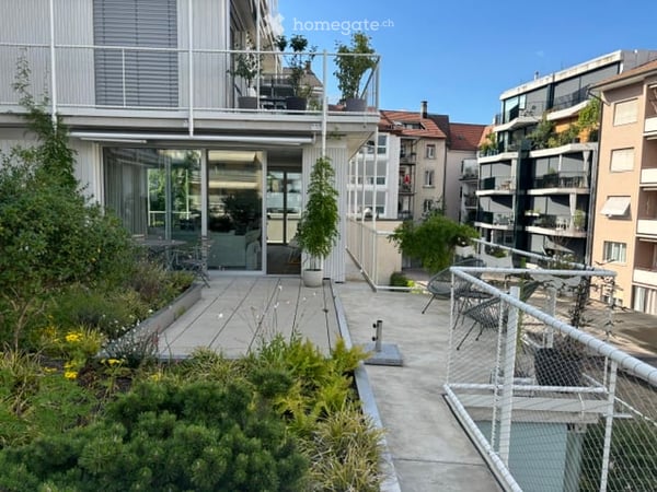Stilvoll, voll möblierte 2,5 Zimme-Terrassenwohnung mit Einstellhallenplatzt im St. Johann 3