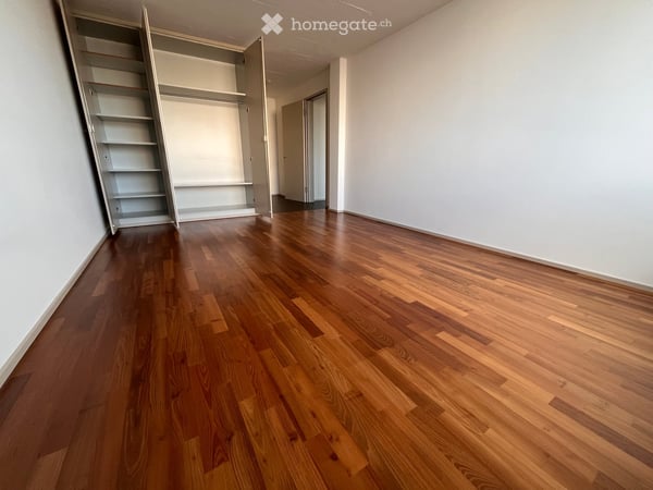 Traumhafte Durchschusswohnung mit 3.5 Zimmer am Bhf Altstetten 5